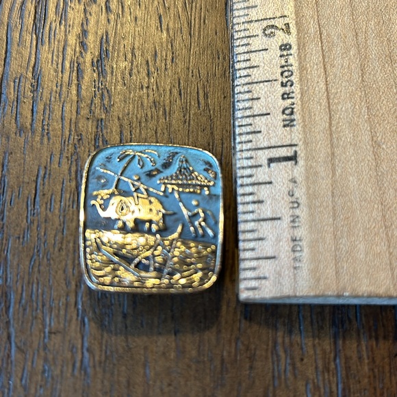 Vintage Asian Themed Clip-On Earrings - Picture 4 of 4